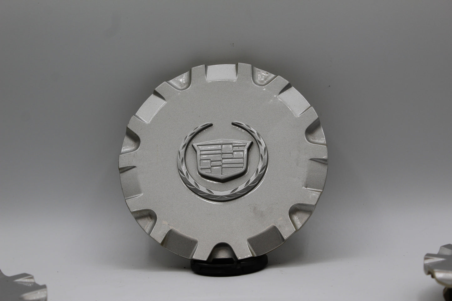 9594302 CADILLAC SILVER HUBCAP